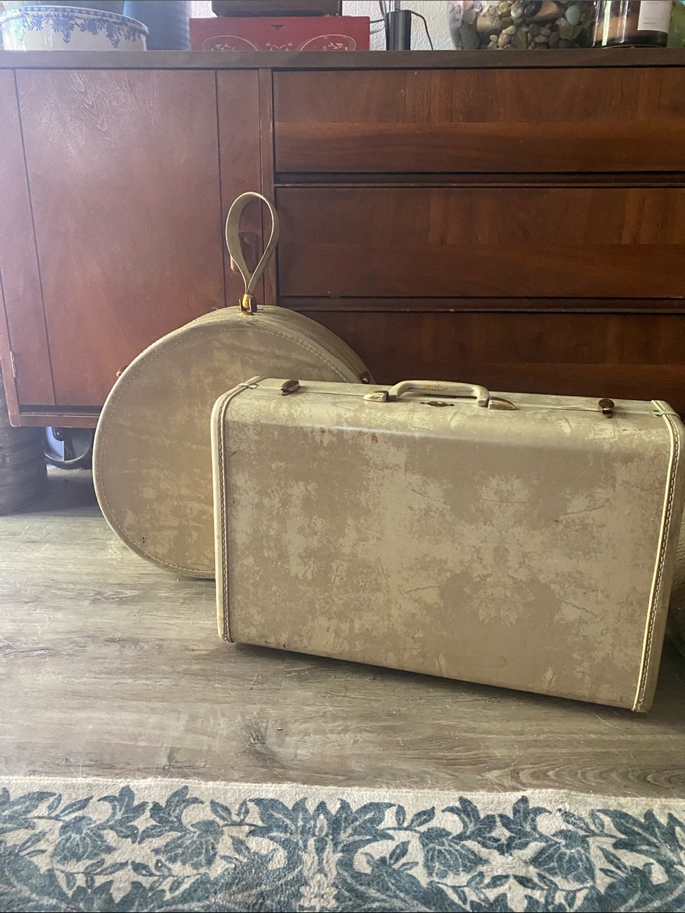 SAMSONITE 2 Piece Set Carry On and Hat Box
Marbled Cream and White With Key